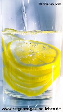 Attraktiver werden durch Wasser mit Zitrone
