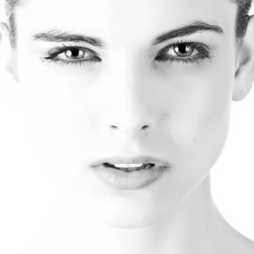 Jungbrunnen: CBD SKIN das erste Anti-Aging Make up von innen
